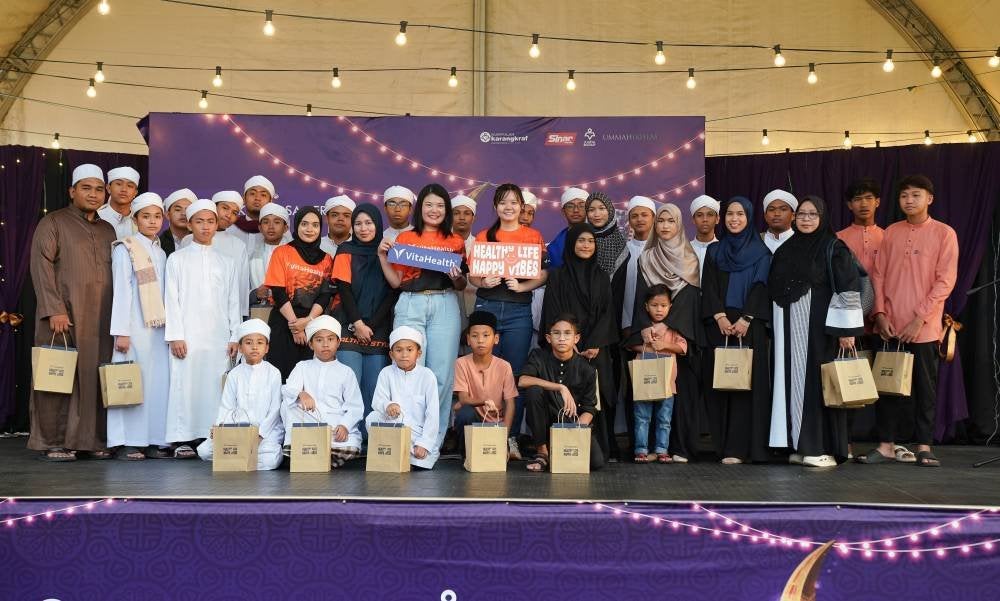 VitaHealth dan anak-anak yatim dari Pertubuhan Kebajikan Ar-Rahmaniah dan Madrasah Tahfiz Khairul Kalam, Selangor, di iftar Ala Madinah @Karangkraf pada Jumaat.