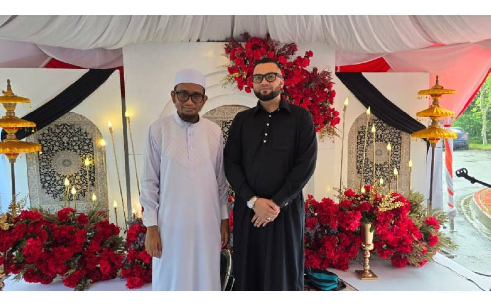 Mohamad Salim Abd Rahman (kanan) bersama penasihat syariah, Ustaz Dr Ashraf Suarin.