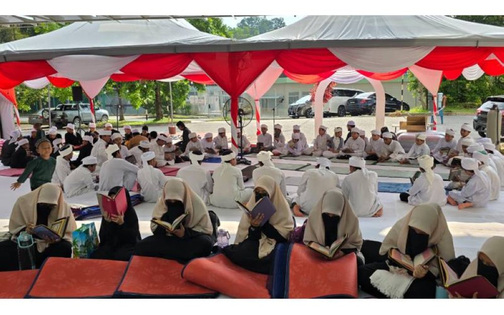 Para pelajar bertadarus sebelum majlis berbuka.