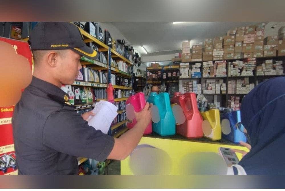 Pegawai KPDN Perak menyerbu dua premis di Ipoh dan Batu Gajah minyak penyelenggaraan kenderaan disyaki tiruan pada Rabu. Foto ihsan KPDN Perak