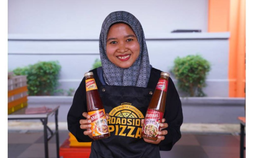 Petugas Roadside Pizza bersama produk Mahsuri Dagang yang membantu menghasilkan pizza yang lazat.