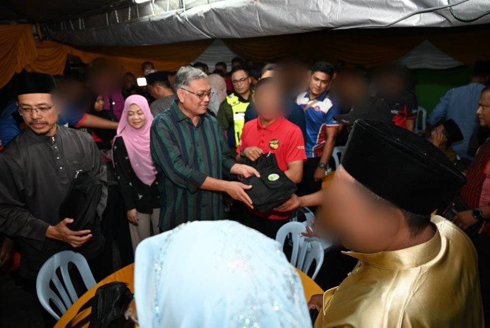 Shamsul Anuar menyampaikan sumbangan kepada klien AADK semasa Program Singgah Sahur di Rumah Perantaraan AADK Kampung Baru, Kuala Lumpur pada Khamis.