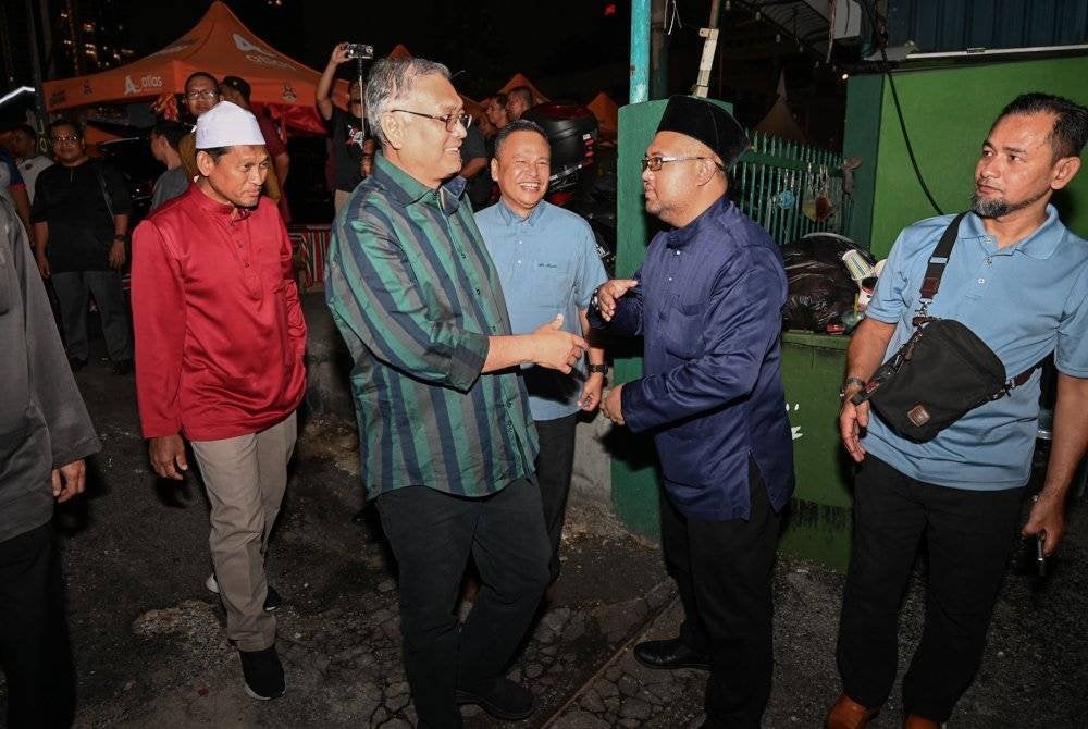 Shamsul Anuar (dua dari kiri) hadir Program Singgah Sahur di Rumah Perantaraan AADK Kampung Baru, Kuala Lumpur pada Khamis.