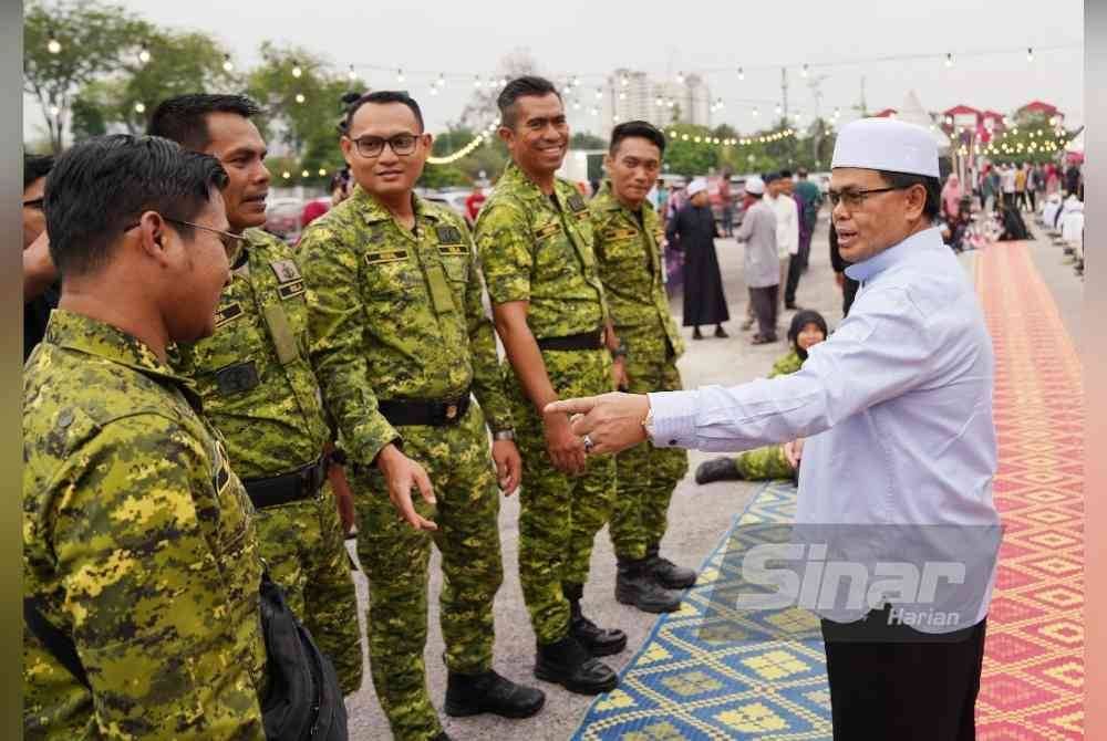 Mohd Fauzi beramah mesra bersama anggota RELA dalam Program Iftar Ala Madinah di Dataran Karangkraf pada Rabu.