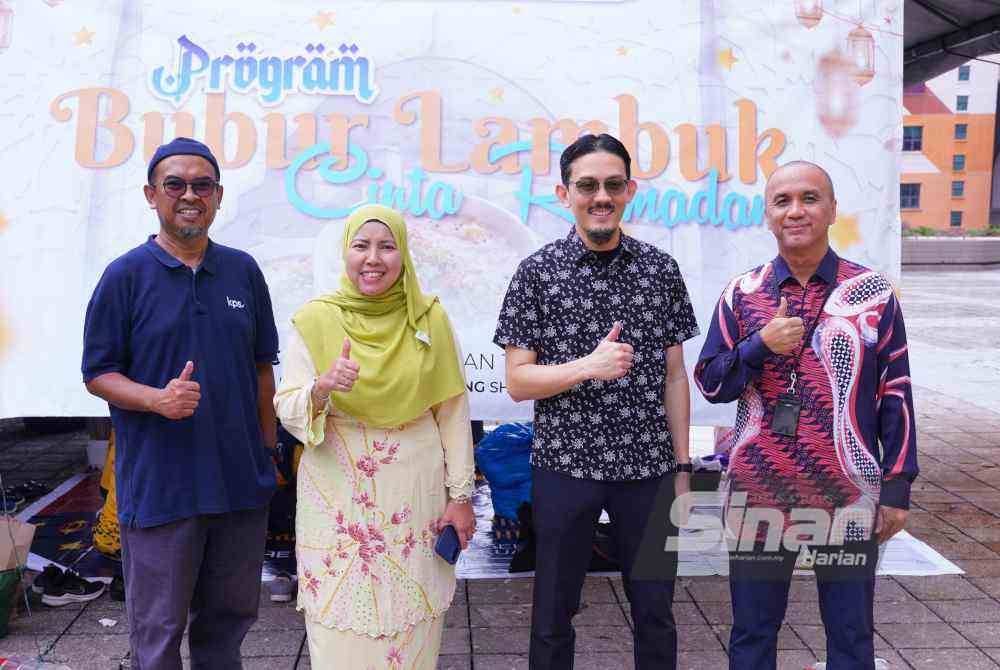 (Dari kanan) Shahrul Niza, Ahmad Rizal dan Mahfuzah ditemui ketika program Bubur Lambuk Cinta Ramadan di Plaza Perangsang pada Khamis. FOTO: SINAR HARIAN / MOHD HALIM ABDUL WAHID