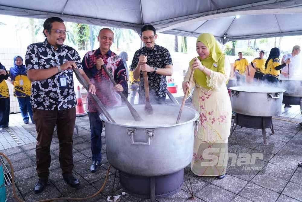 (Dari kanan) Mahfuzah, Ahmad Rizal dan Shahrul Niza mengacau bubur lambuk ketika program Bubur Lambuk Cinta Ramadan di Plaza Perangsang, di sini pada Khamis. FOTO: SINAR HARIAN / MOHD HALIM ABDUL WAHID