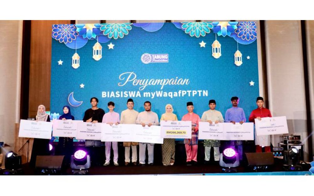 Pengerusi PTPTN, Datuk Seri Norliza Abdul Rahim (lima dari kanan) bersama penerima biasiswa myWaqafPTPTN dalam majlis penyerahan biasiswa sempena majlis iftar bersama media di ibu negara pada Rabu.