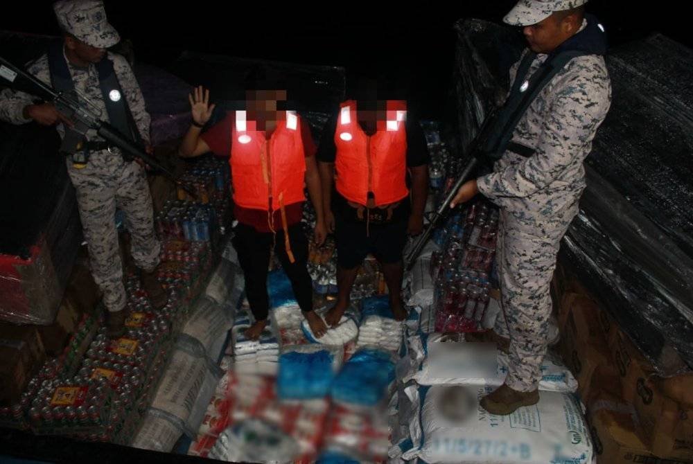 Dua lelaki ditahan kerana dipercayai cuba menyeludup barang kawalan ke negara jiran.