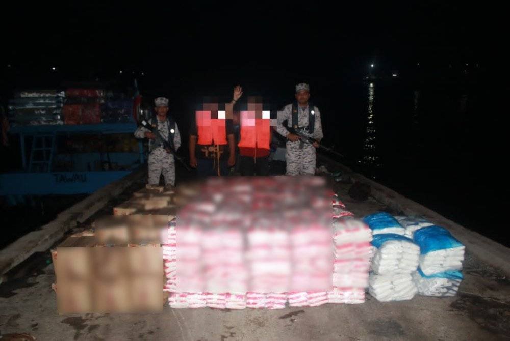 Gula dan minyak masak peket yang dirampas selepas Maritim Malaysia menahan sebuah bot kargo di perairan Tanjung Batu, Tawau.