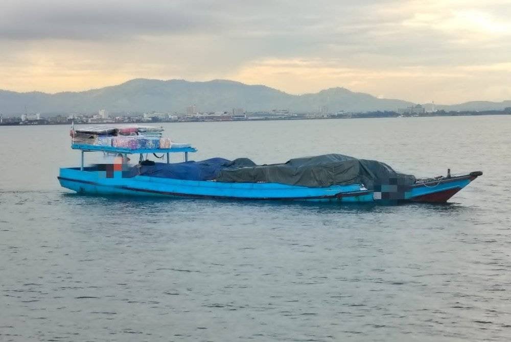 Bot kargo yang ditahan di perairan Tanjung Batu, Tawau pada Selasa lepas.