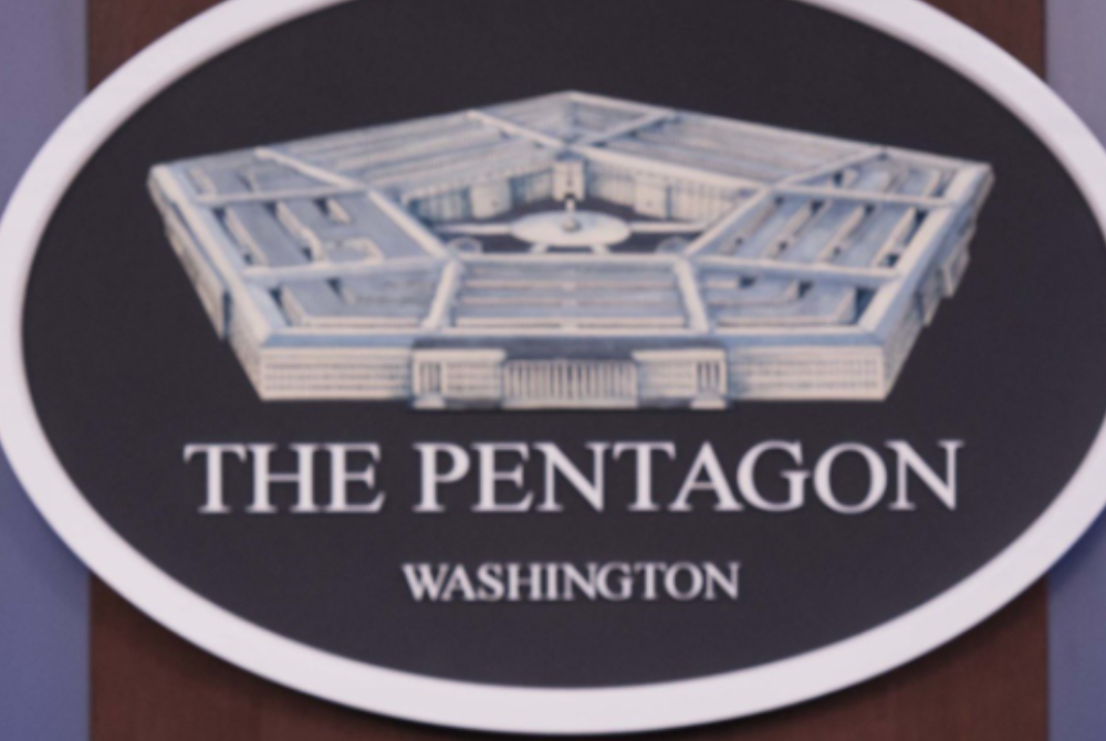 Jabatan Pertahanan AS merancang mengurangkan 50,000 hingga 60,000 tenaga kerja awam dalam usaha pemotongan persekutuan melalui pemecatan, peletakan jawatan, dan pembekuan pengambilan.