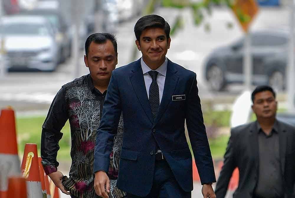 Ahli Parlimen Muar, Syed Saddiq Syed Abdul Rahman (tengah) ketika tiba di Istana Kehakiman pagi ini untuk pendengaran rayuan hari kedua terhadap sabitan dan hukuman bagi empat pertuduhan pecah amanah, salah guna harta dan pengubahan wang haram dana Armada yang membabitkan beliau. Foto Bernama