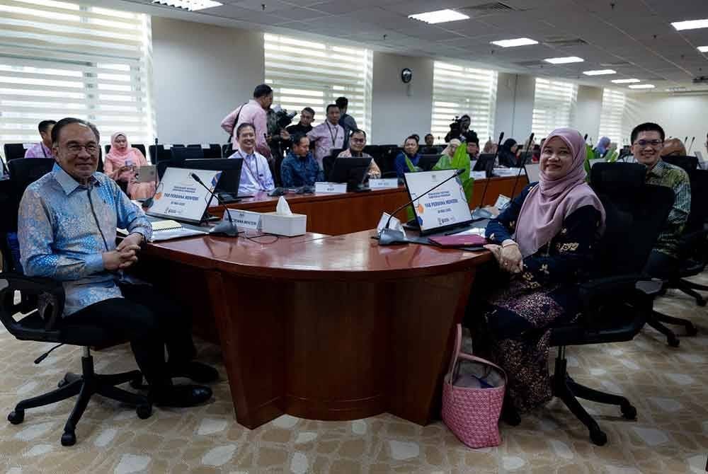 Perdana Menteri bermesyuarat bersama kepimpinan tertinggi Kementerian Pendidikan di Putrajaya hari ini. Foto FB Anwar Ibrahim