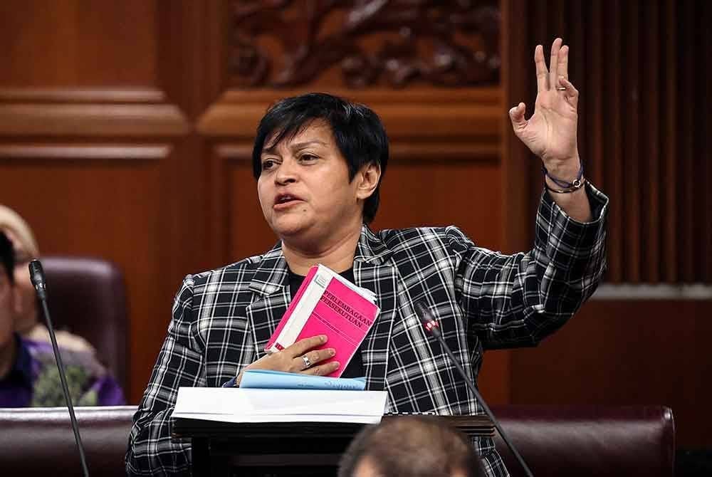 Menteri di Jabatan Perdana Menteri (Undang-Undang dan Reformasi Institusi), Datuk Seri Azalina Othman Said pada Mesyuarat Pertama Penggal Keempat Parlimen ke-15 di Dewan Negara pada Khamis. Foto Bernama