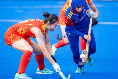 Nur Shamine Azureen (kanan) percaya aksi pemanas badan penting memantapkan Young Tigress sebelum membuka kempen Piala Dunia Remaja 2025 di Chile, Disember ini. Foto: Malaysian Hockey Confederation