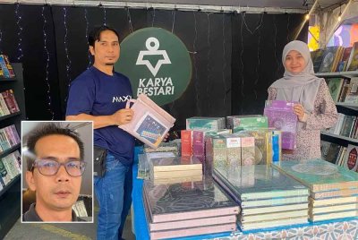 Kru reruai Karya Bestari menunjukkan al-Quran dan buku-buku yang dijual sepanjang Iftar Ala Madinah@Karangkraf berlangsung. (Gambar kecil: Hisham)