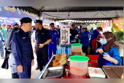 Yahaya meninjau aktiviti bazar dan mendekati peniaga pada Program 'High Profile Policing' Ketua Polis Pahang di Bazar Ramadan TMG Tanjung Lumpur pada Rabu.