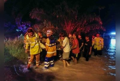 Mangsa banjir dibawa keluar dari kawasan kediaman yang sudah dinaiki air.