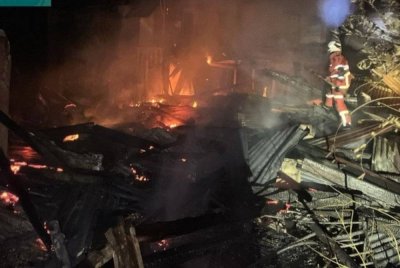 Rumah separuh kekal itu musnah sepenuhnya dalam kebakaran tersebut.