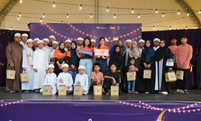 VitaHealth dan anak-anak yatim dari Pertubuhan Kebajikan Ar-Rahmaniah dan Madrasah Tahfiz Khairul Kalam, Selangor, di iftar Ala Madinah @Karangkraf pada Jumaat.