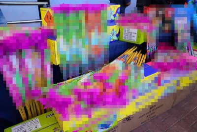 Amalan bermain mercun sudah menjadi kebiasaan turun-temurun, namun risiko keselamatannya tidak boleh dipandang ringan. Foto hiasan