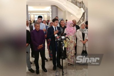 Syed Saddiq pada sidang media di pekarangan lobi Kompleks Mahkamah Putrajaya pada Khamis.