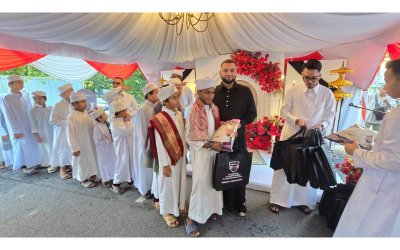 Ketua Pegawai Eksekutif DMS Motors, Datuk Mohamad Salim Abd Rahman (dua, kanan) menyampaikan sumbangan sempena Ramadan kepada anak yatim dan pelajar pusat tahfiz pada majlis berbuka puasa di ibu pejabat syarikat itu.