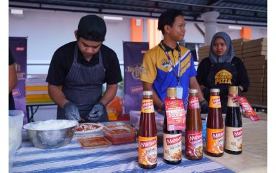 Petugas Roadside Pizza bersama pelajar UniKL menyediakan tiga jenis pizza iaitu udang, pepperoni dan BBQ menggunakan sos keluaran syarikat Mahsuri Dagang untuk diedarkan pada majlis berbuka puasa.