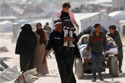 Penduduk Palestin meninggalkan rumah mereka selepas tentera Israel mengeluarkan arahan pemindahan bagi beberapa kawasan kejiranan, susulan serangan berat yang dilancarkan oleh Israel di Beit Hanoun, utara Semenanjung Gaza. Foto Reuters