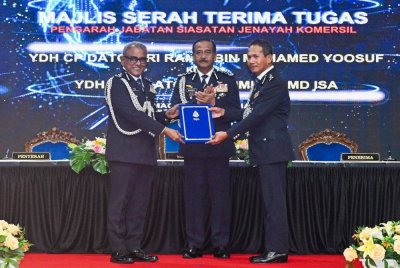 Ramli (kiri) menyerahkan tugas kepada Rohaimi disaksikan Razarudin di Pusat Latihan Polis (Pulapol), di sini, pada Khamis.