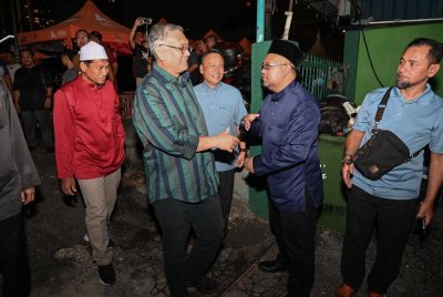 Shamsul Anuar (dua dari kiri) hadir Program Singgah Sahur di Rumah Perantaraan AADK Kampung Baru, Kuala Lumpur pada Khamis.