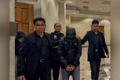 Seorang pegawai imigresen dihadapkan ke Mahkamah Sesyen Kuantan pada Khamis atas 22 pertuduhan rasuah melibatkan jumlah keseluruhan RM47,600.