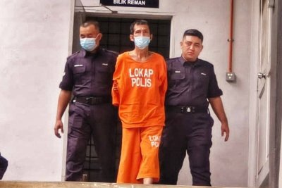 Tertuduh ketika dibawa keluar dari kamar mahkamah selepas mengaku tidak bersalah atas empat pertuduhan mencabul tiga wanita di Bazar Ramadan Lurah Semantan,Temerloh. Foto Sinar Harian