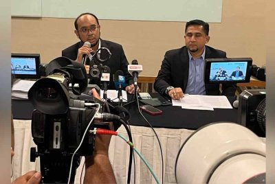 Aiman (kiri) dan Syed Nashrul (kanan) dalam sidang media bagi menjawab isu pembinaan masjid di Jalan Masjid India pada Khamis.