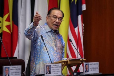 Anwar pada Mesyuarat Pertama Penggal Keempat Parlimen ke-15 di Dewan Negara pada Khamis. Foto Bernama