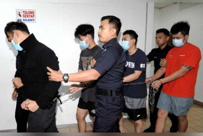 Empat lelaki termasuk dua warga Taiwan didakwa secara bersama mengedar dadah berbahaya dipercayai jenis MDMA dengan anggaran isipadu satu liter.