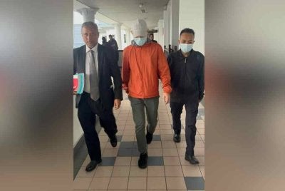 Chin Chai dituduh mengemukakan dokumen mengandungi butiran matan palsu bernilai RM24,000 di Mahkamah Sesyen Melaka pada Rabu.