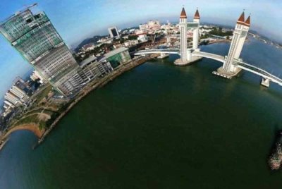 Pemandangan udara menggunakan teknik 360 darjah di sekitar Jambatan Angkat (Drawbridge) Kuala Terengganu City Centre (KTCC) yang menjadi mercu tanda terbaharu Terengganu yang menyambungkan antara Kuala Terengganu dan Kuala Nerus. Foto Bernama