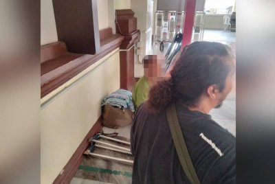 Omardin (kiri) datang ke Malaysia pada Rabu dan dipercayai mengemis di Masjid Muhammadi.