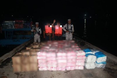 Gula dan minyak masak peket yang dirampas selepas Maritim Malaysia menahan sebuah bot kargo di perairan Tanjung Batu, Tawau.