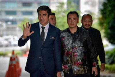 Syed Saddiq (kiri) tiba di Istana Kehakiman pagi Khamis. Foto Bernama