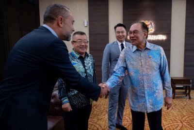 Anwar ketika menerima kunjungan hormat daripada syarikat Klickl. Foto Facebook Anwar Ibrahim