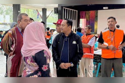 Aznan (dua dari kanan) ketika sesi lawatan ke PPS di SK Bukit Mutiara, Johor Bahru pada Khamis.