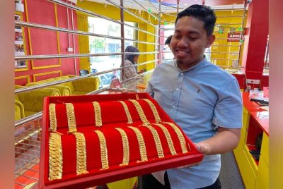 Walaupun harga emas semasa hampir mencecah RM500 bagi satu gram, namun rakyat Kelantan tidak pernah mengeluh malah menjadi tradisi membeli emas setiap kali menjelang Aidilfitri.