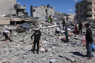 Penduduk Palestin memeriksa runtuhan rumah keluarga Elias Tarazi selepas ia musnah dalam serangan Israel di kawasan kejiranan al-Sabra. Foto AFP