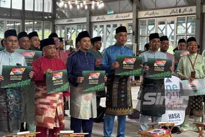 Khairul Halimin (tiga dari kiri), Mohd Husni (kanan) bersama tetamu dalam Program Mahabbah HASiL 2025: Hasil Quran Hour bertempat di Masjid Damansara Perdana, pada Khamis.