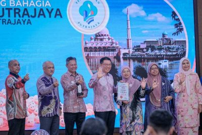 Kor Ming bersama Presiden Perbadanan Putrajaya (PPj), Datuk Fadlun Mak Ujud (tiga dari kanan) yang mewakili Putrajaya selepas dinobatkan sebagai Bandar Paling Bahagia bagi kategori Majlis Bandaraya dan Perbandaran.