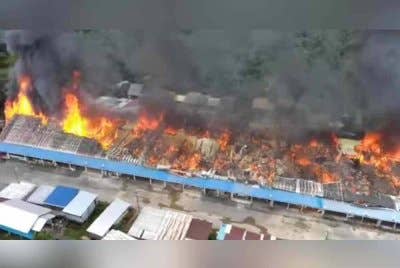 Kebakaran melibatkan 27 daripada 30 pintu rumah panjang struktur tidak kekal. Gambar media sosial