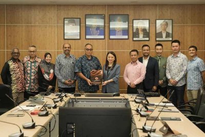 Hannah menyerahkan simbolik pelantikan kepada Jefri.