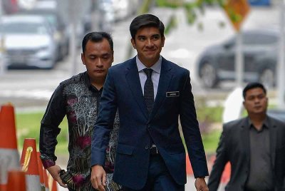 Ahli Parlimen Muar, Syed Saddiq Syed Abdul Rahman (tengah) ketika tiba di Istana Kehakiman pagi ini untuk pendengaran rayuan hari kedua terhadap sabitan dan hukuman bagi empat pertuduhan pecah amanah, salah guna harta dan pengubahan wang haram dana Armada yang membabitkan beliau. Foto Bernama